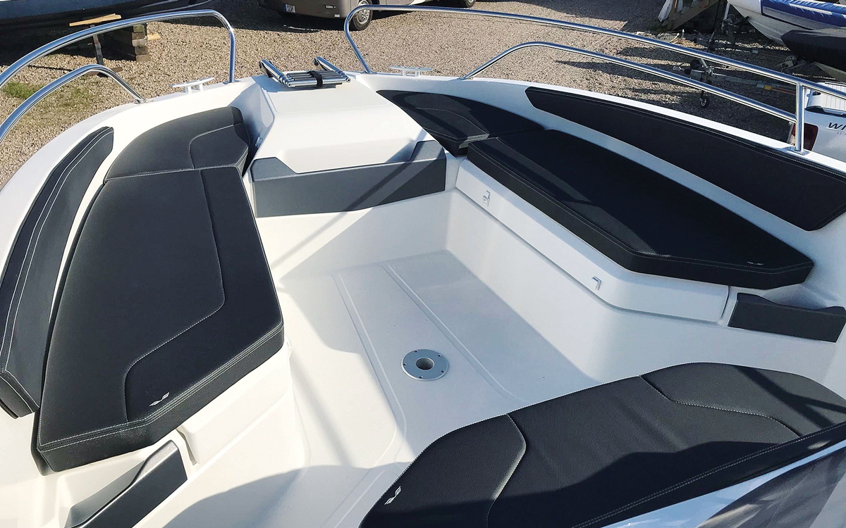 best-boats-for-beginners-beneteau-flyer-7-7-spacedeck-foredeck