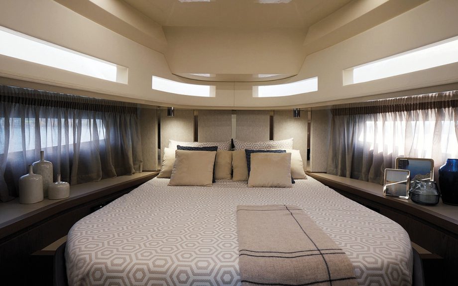 invictus-tt460-first-look-new-boats-interior-cabin