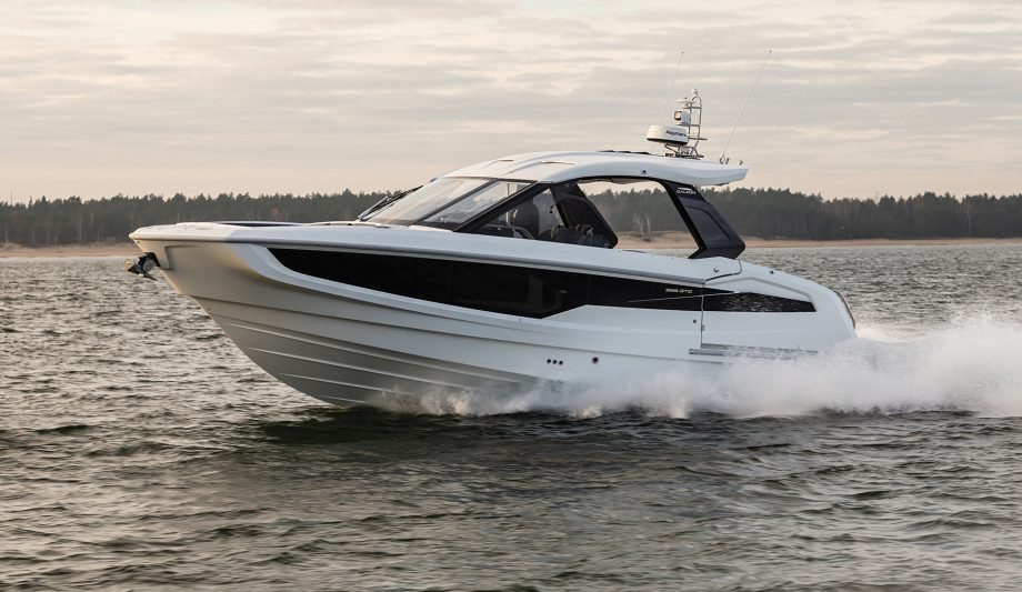 galeon-325-gto-first-look-new-yachts-running-shot-hero