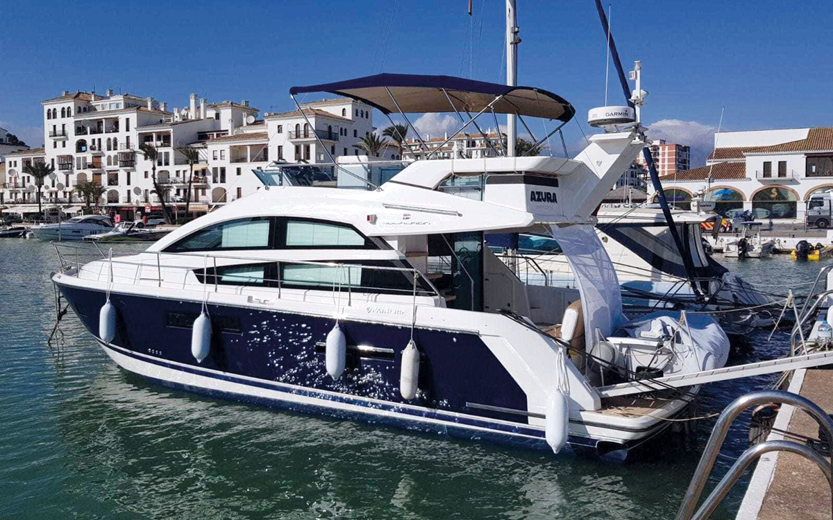 best-40ft-flybridge-yacht-for-sale-fairline-squadron-42-exterior