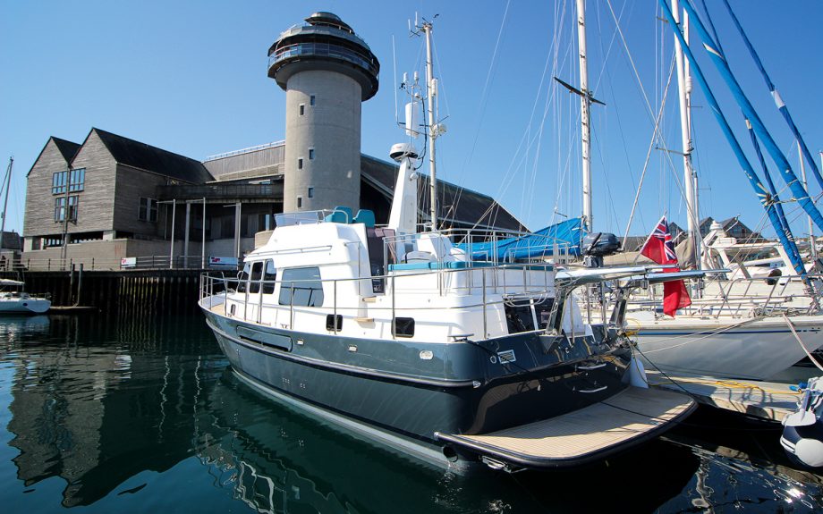 hardy-42-hybrid-yacht-stern