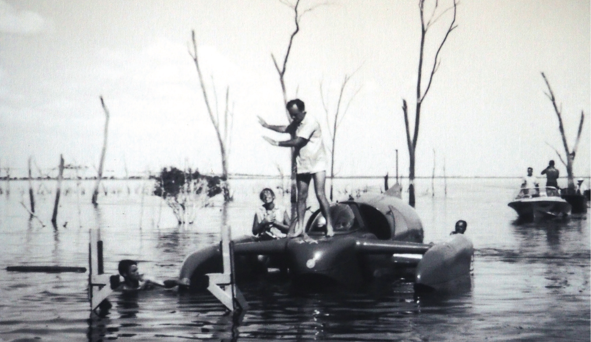How Donald Campbell broke both land and waterspeed records in 1964