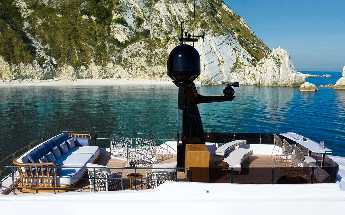 custom-line-navetta-30-first-look-new-yachts-sundeck