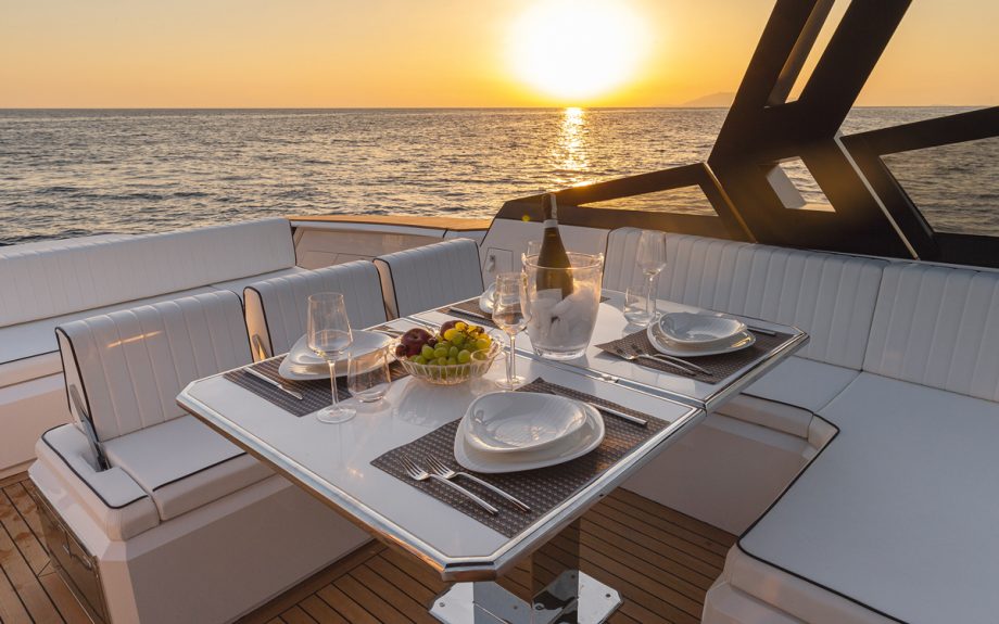 evo-r6-open-test-drive-review-cockpit-dinette