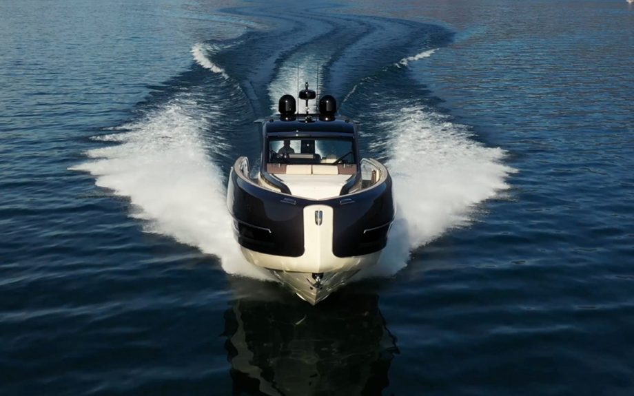 Invictus-TT460-bow-running-shot-cannes-yachting-festival-2021