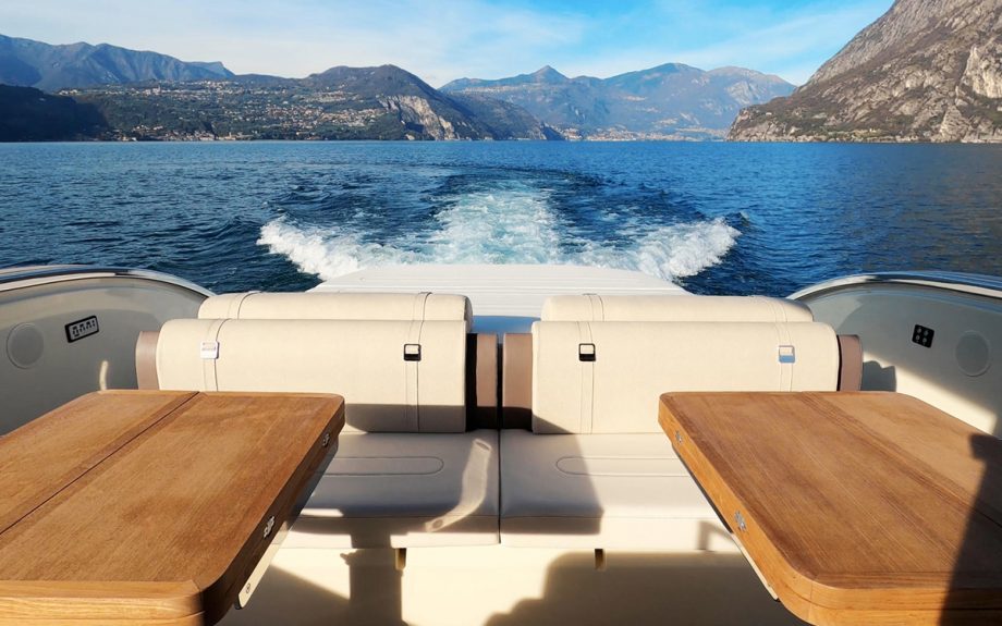 Invictus-TT460-cockpit-cannes-yachting-festival-2021
