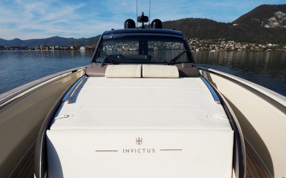 Invictus-TT460-foredeck-cannes-yachting-festival-2021