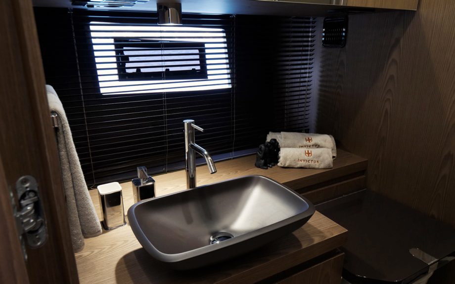 Invictus-TT460-heads-cannes-yachting-festival-2021
