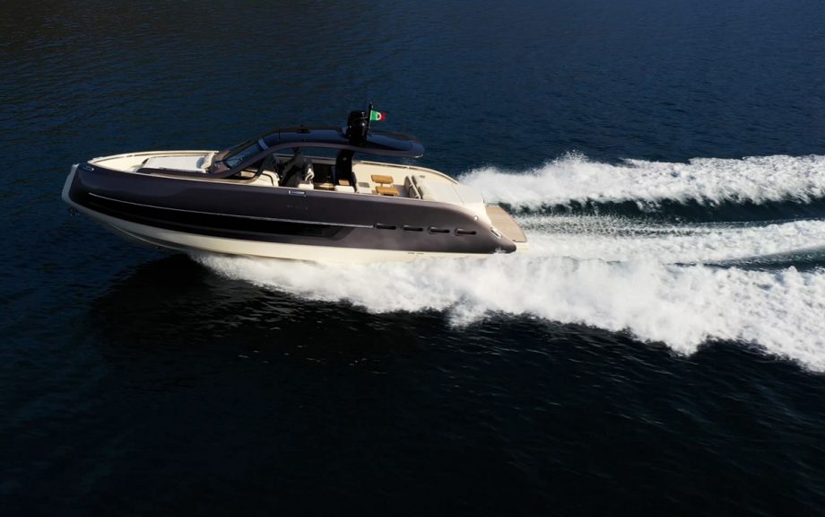Invictus-TT460-running-shot-cannes-yachting-festival-2021