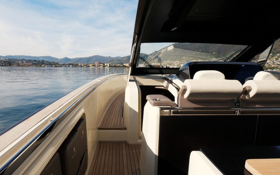 Invictus-TT460-side-deck-cannes-yachting-festival-2021