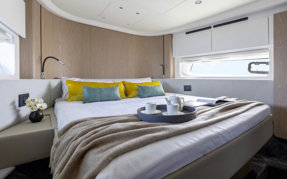 azimut-53-cannes-yachting-festival-2021-VIP-Cabin
