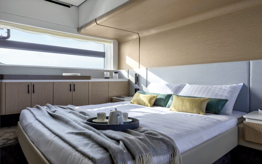 azimut-53-cannes-yachting-festival-2021-owners-suite