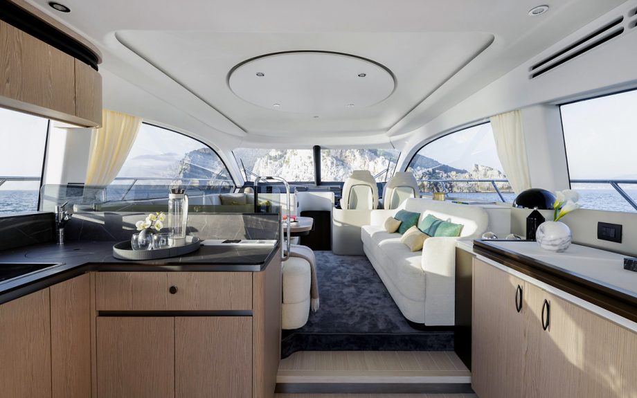 azimut-53-cannes-yachting-festival-2021-saloon