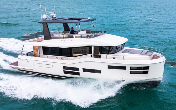 beneteau-grand-trawler-62-cannes-yachting-festival-2021-running-shot