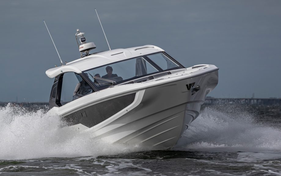 galeon325-gto-bow-view-cannes-yachting-festival-2021