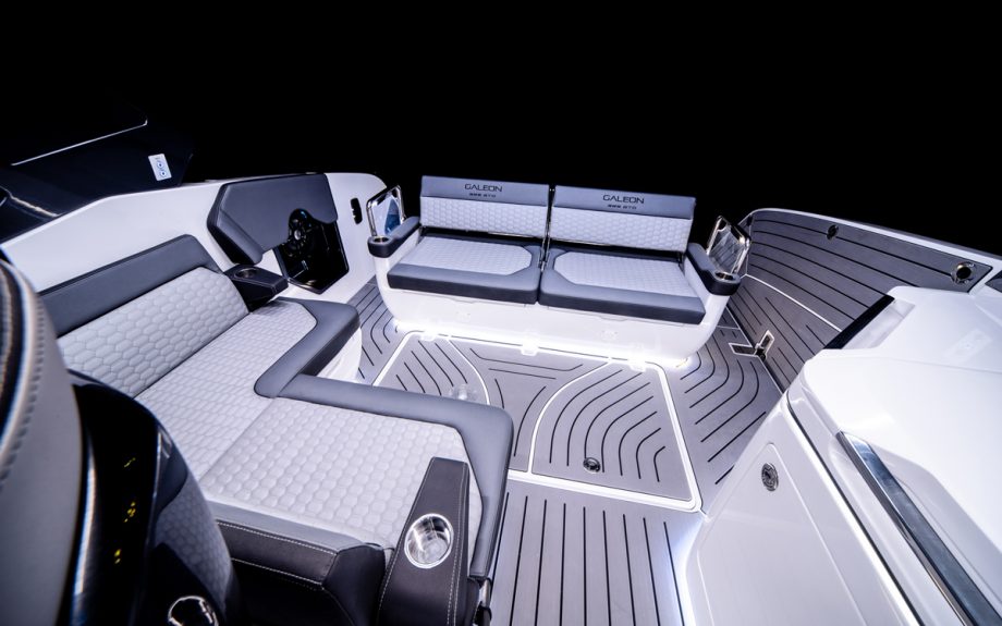 galeon325-gto-cockpit-cannes-yachting-festival-2021