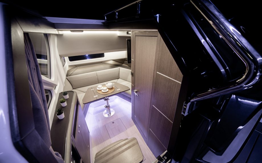 galeon325-gto-companionway-cannes-yachting-festival-2021