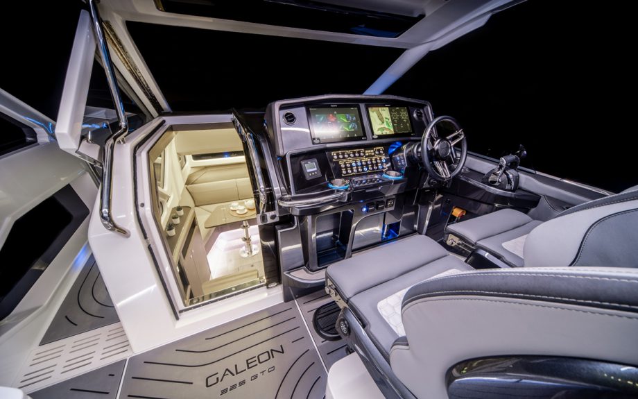 galeon325-gto-helm-cannes-yachting-festival-2021