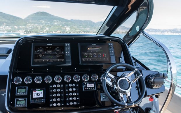 raymarine-yachtsense-helm