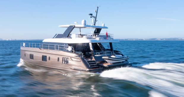 sunreef-60-power-new-yachts-aft-running-shot-cannes-yachting-festival-2021