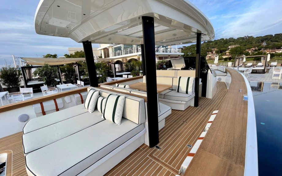 swan-shadow-cockpit-cannes-yachting-festival-2021