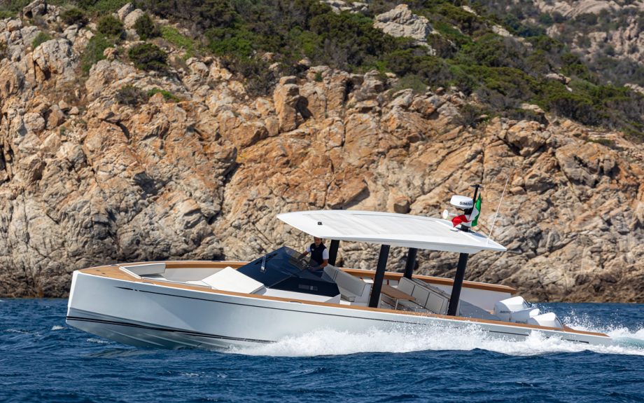 swan-shadow-running-shot-cannes-yachting-festival-2021