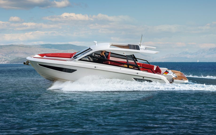 bavaria-vida-33-exterior-side-view-southampton-boat-show-2021