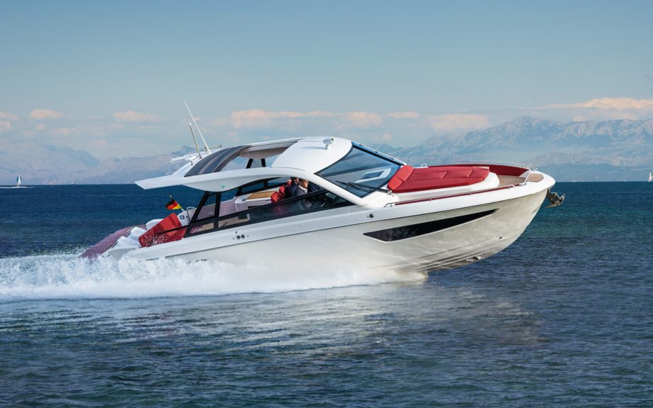 bavaria-vida-33-running-shot-southampton-boat-show-2021