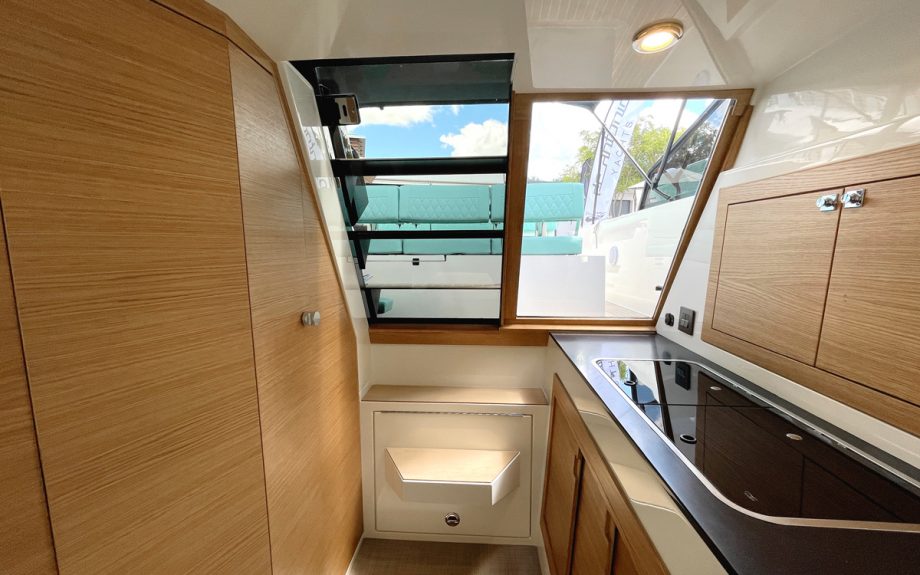 deantonio-d28-galley-southampton-boat-show-2021