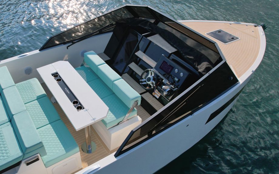 deantonio-d28-helm-southampton-boat-show-2021