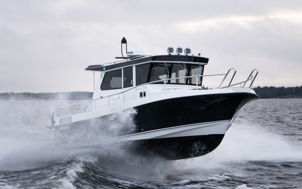 nordstar-28+-bow-running-shot-southampton-boat-show-2021