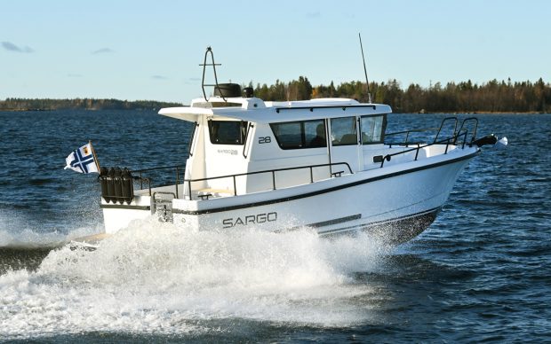 sargo-28-explorer-aft-running-shot-southampton-boat-show-2021