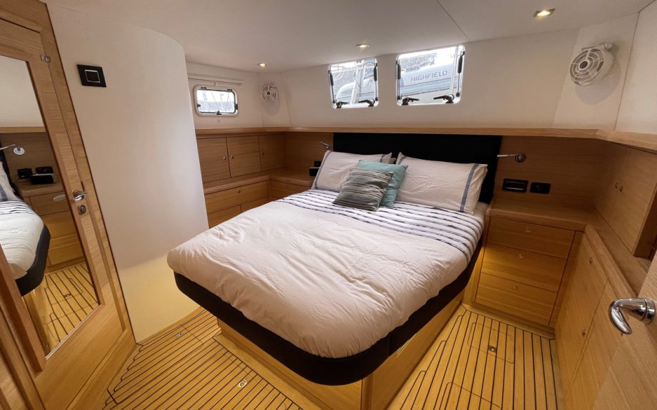 cockwells-hardy-43-hybrid-cabin-southampton-boat-show-2021