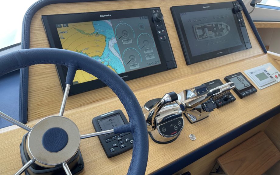 cockwells-hardy-43-hybrid-helm-southampton-boat-show-2021