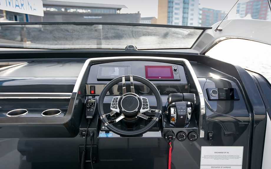 farline-fline-33-outboard-review-helm