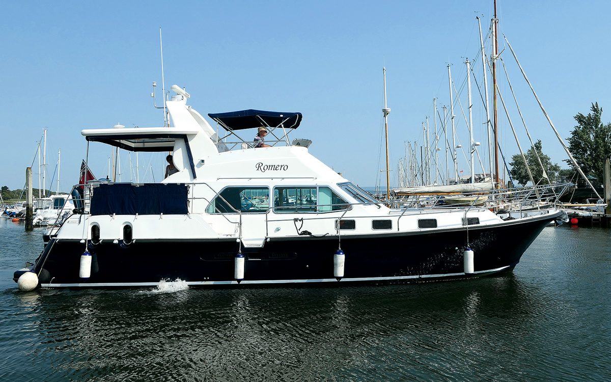 best-boats-under-50ft-aquastar-48-exterior