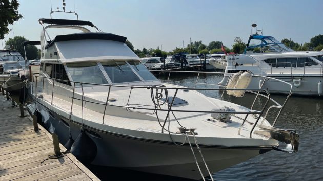 best-1990s-boats-Seacoral-425-exterior