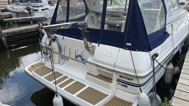best-1990s-boats-Sealine-365-exterior-transom