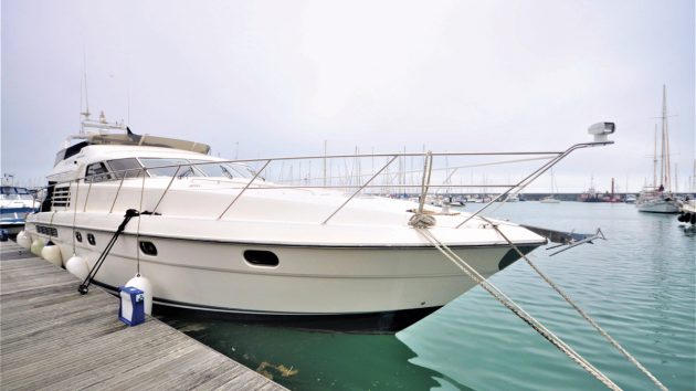 best-1990s-boats-fairline-squadron-59-exterior-bow