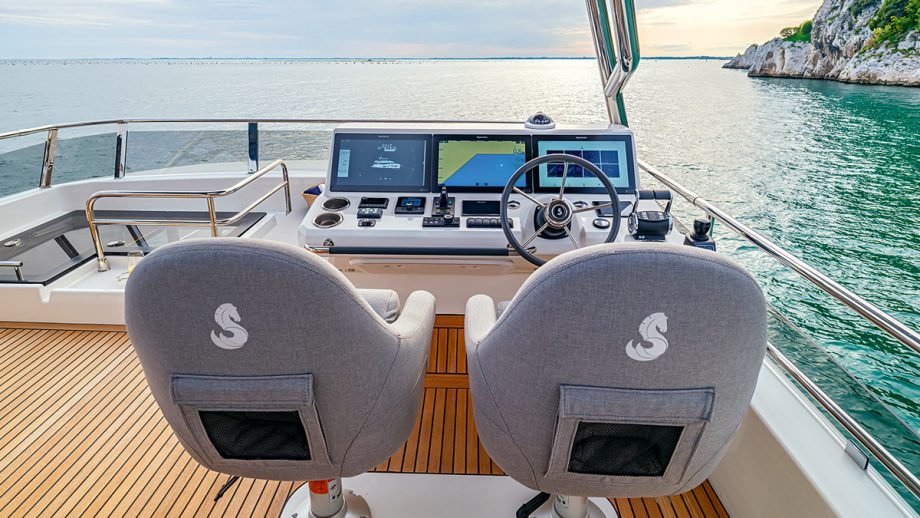 beneteau-grand-trawler-62-test-drive-review-upper-helm-credit-nicholas-claris