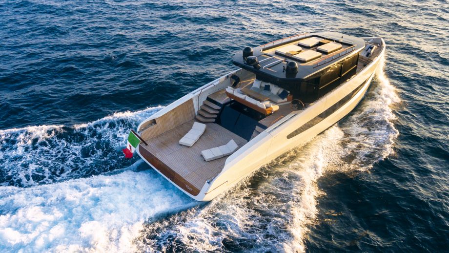 evo-v8-yacht-review-aft-running-shot