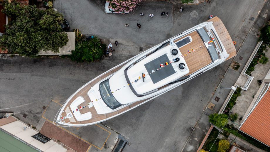 ferretti-860-MBY277.newboat_8.Ferretti_4
