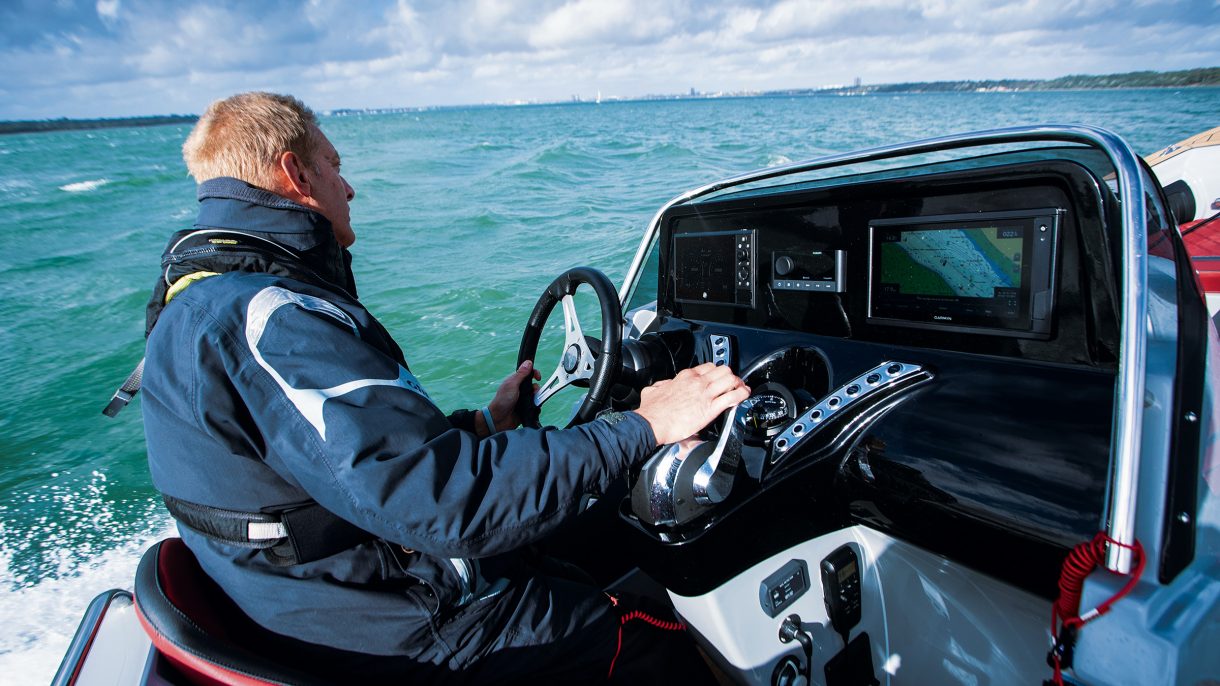 How to drive a boat in rough water Big sea throttle techniques explained