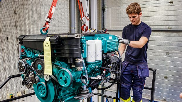 Volvo-Penta-installing-d4-hybrid_propulsion_system