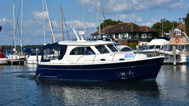 arvor-guernsey-34-used-boat-report-side-view