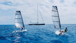 reverso-folding-dinghy-best-water-toys-running-shot