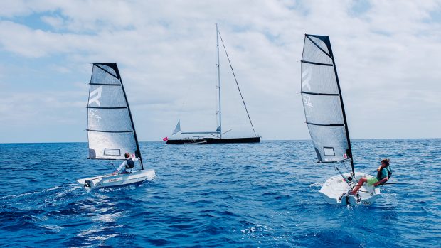 reverso-folding-dinghy-best-water-toys-running-shot