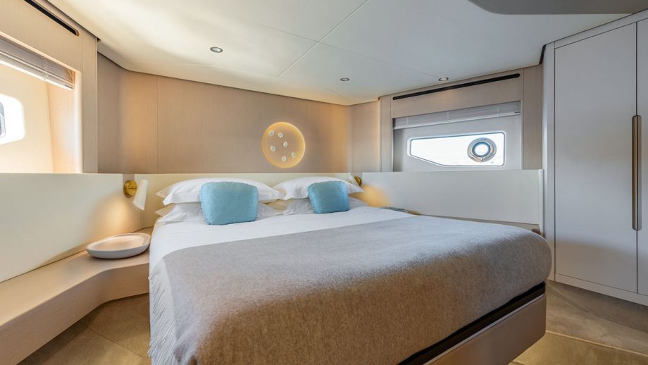 azimut-68-review-vip-cabin