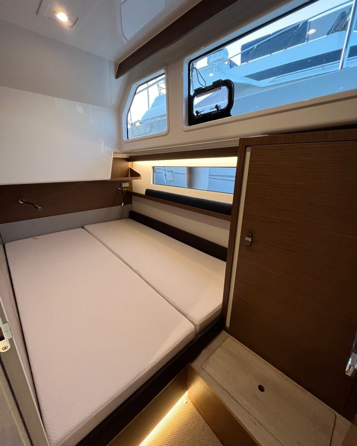 delphia-11-electric-boat-river-test-cabin-MBY274.news.037