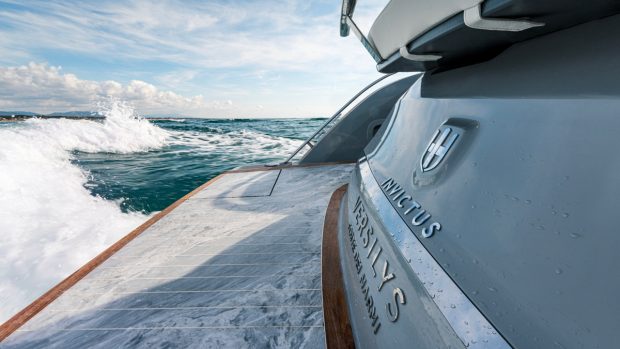 invictus-gt320-versilys-marble-boat-transom-running-shot